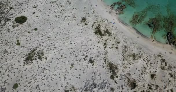Θέα από την κορυφή προς την παραλία με αμμουδιά — Αρχείο Βίντεο