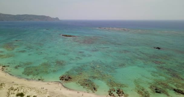 Vista desde la parte superior a la playa con una playa de arena — Vídeo de stock