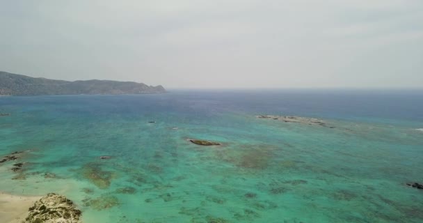 Vista desde la parte superior a la playa con una playa de arena — Vídeos de Stock