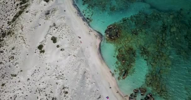 Vista desde la parte superior a la playa con una playa de arena — Vídeos de Stock