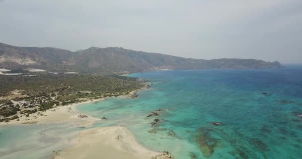 Vista desde la parte superior a la playa con una playa de arena — Vídeo de stock