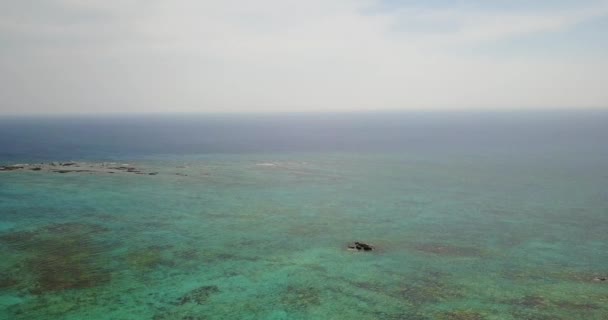 View from the top to the beach with a sandy beach — Stock Video