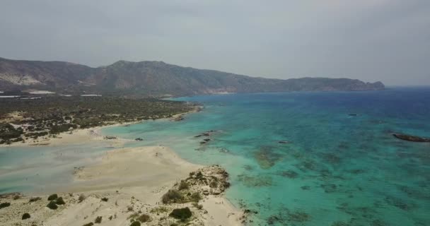 Pemandangan dari atas ke pantai dengan pantai berpasir — Stok Video