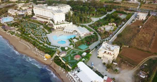 Vue du haut de l'hôtel près de la mer — Video