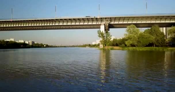 Puente sobre el río, con mucho tráfico — Vídeo de stock