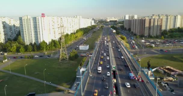 Мост через реку, с интенсивным движением — стоковое видео