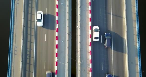 Brug over de rivier, met zwaar verkeer — Stockvideo