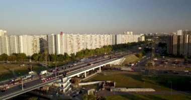 yoğun trafik ile Nehri Köprüsü