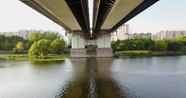 Міст через річку, з важким рухом — стокове відео