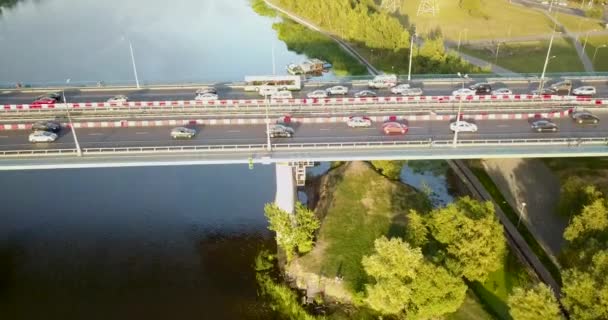 Мост через реку, с интенсивным движением — стоковое видео
