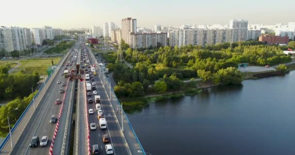 Γέφυρα πάνω από τον ποταμό, με βαριά κυκλοφορία — Αρχείο Βίντεο