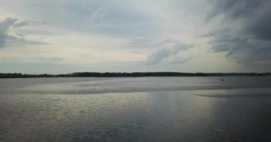 Nehrin bir köprü ile tepesinden görüntülemek