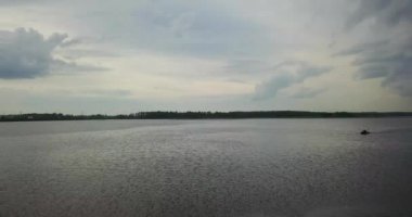 Nehrin bir köprü ile tepesinden görüntülemek