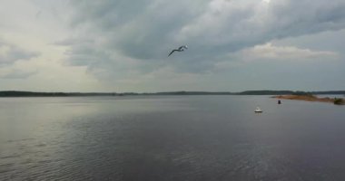 Nehrin bir köprü ile tepesinden görüntülemek