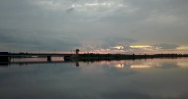 Nehrin bir köprü ile tepesinden günbatımı görünümü