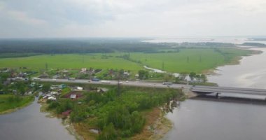 Nehrin bir köprü ile tepesinden görüntülemek