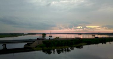 Nehrin bir köprü ile tepesinden günbatımı görünümü