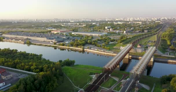 Мост через реку, с интенсивным движением — стоковое видео