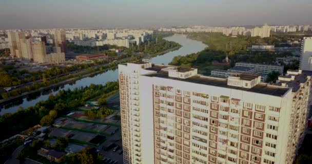 Vista desde la cima de una hermosa ciudad — Vídeo de stock