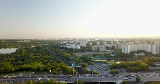 Uitzicht vanaf de top van een prachtige stad — Stockvideo