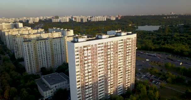 Utsikt från toppen av en vacker stad — Stockvideo