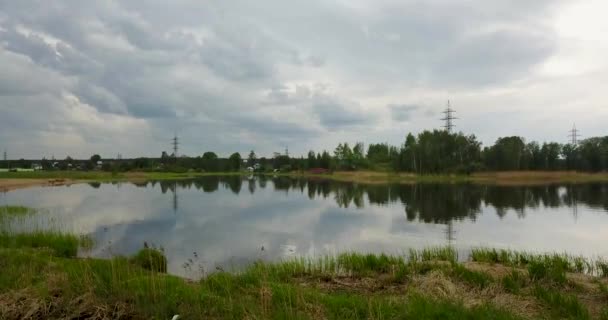 Vista desde la parte superior del río con un puente — Vídeo de stock