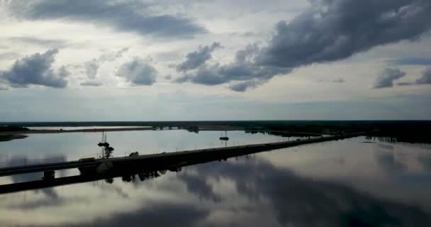 Atardecer vista desde la parte superior del río con un puente — Vídeo de stock