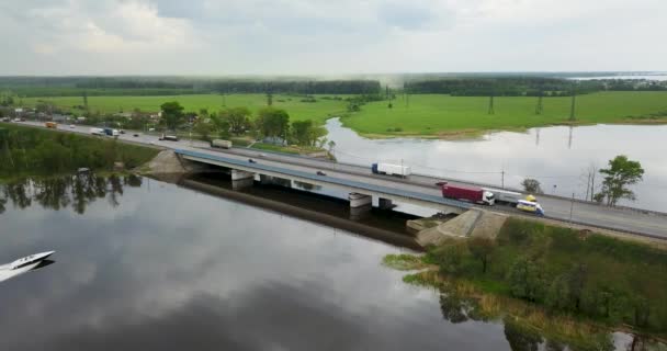 Blick von der Spitze des Flusses mit einer Brücke — Stockvideo