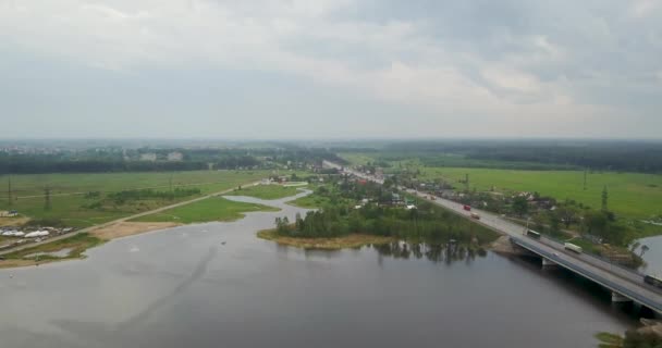 Vue du haut de la rivière avec un pont — Video