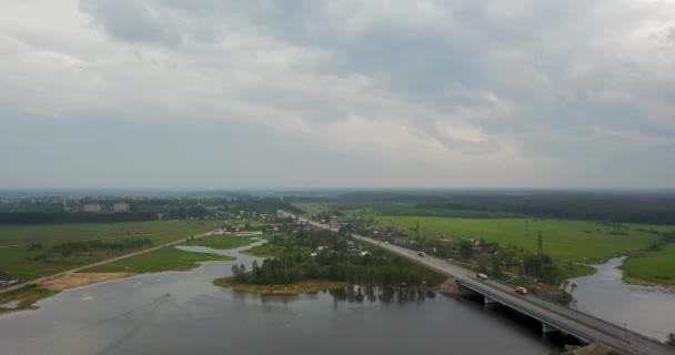 Θέα από την κορυφή του με μια γέφυρα στον ποταμό — Αρχείο Βίντεο