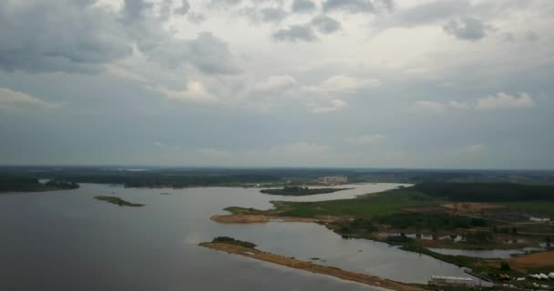 Vista desde la parte superior del río con un puente — Vídeos de Stock