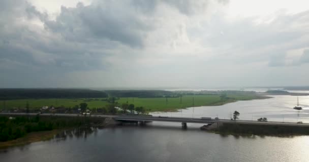 Utsikt från toppen av floden med en bro — Stockvideo