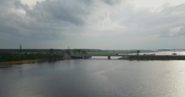 Vista desde la parte superior del río con un puente — Vídeos de Stock