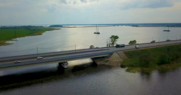 Vista desde la parte superior del río con un puente — Vídeo de stock