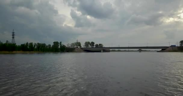 Вид с вершины реки с мостом — стоковое видео