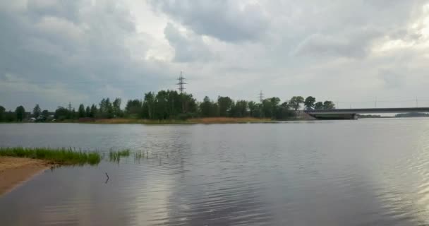 vue du haut de la rivière avec un pont 