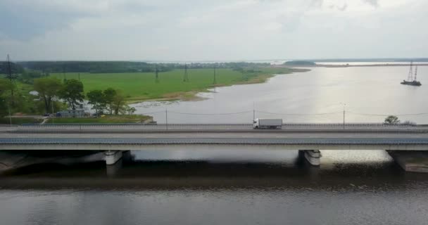 Vista desde la parte superior del río con un puente — Vídeos de Stock