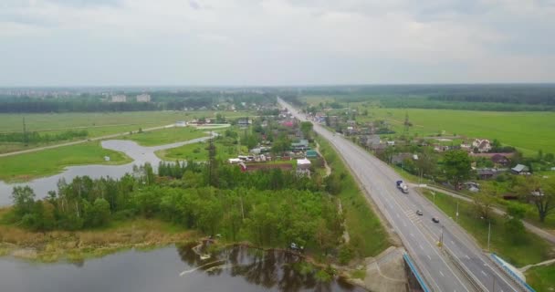 Вид с вершины реки с мостом — стоковое видео