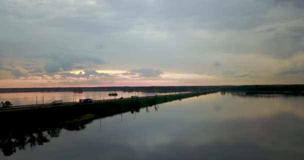 Atardecer Vista Desde Parte Superior Del Río Con Puente Rusia — Vídeos de Stock