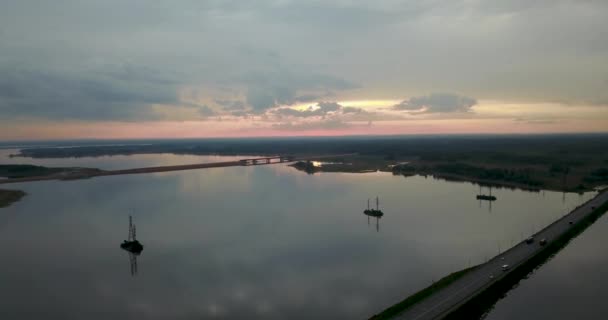 Coucher de soleil depuis le sommet de la rivière avec un pont — Video