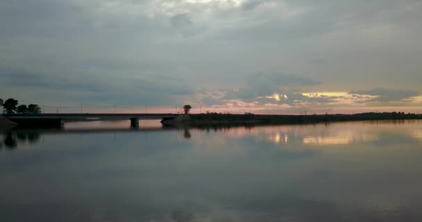 Vista sul tramonto dalla cima del fiume con un ponte — Video Stock