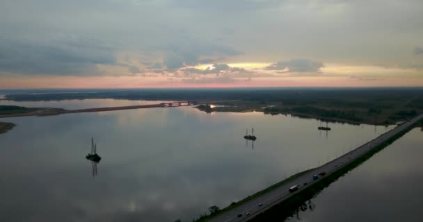 Atardecer vista desde la parte superior del río con un puente — Vídeo de stock