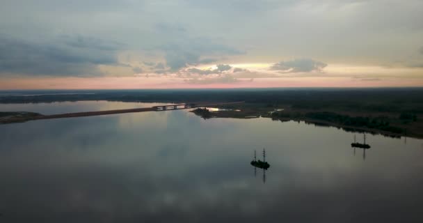 Atardecer vista desde la parte superior del río con un puente — Vídeos de Stock