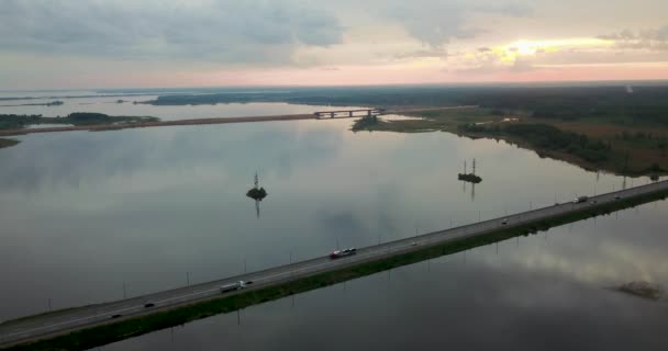 Το ηλιοβασίλεμα από την κορυφή του με μια γέφυρα στον ποταμό — Αρχείο Βίντεο
