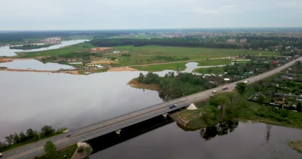 Θέα από την κορυφή του με μια γέφυρα στον ποταμό — Αρχείο Βίντεο