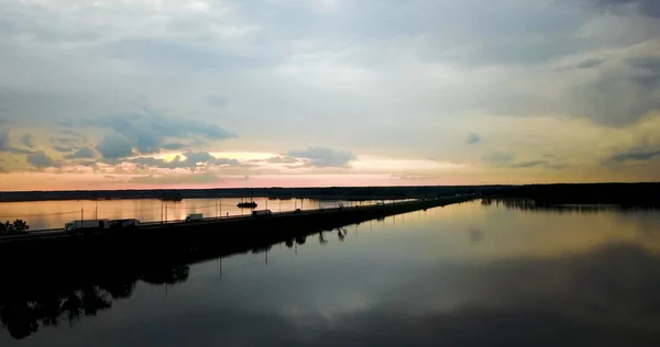 Bellissimo tramonto sul fiume Volga, riflesso del tramonto — Foto Stock