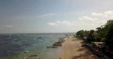 Sahil ile balıkçı tekneleri, video 4 k üstten güzel görünüm