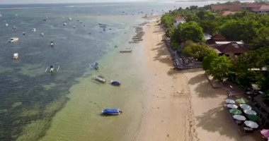 Sahil ile balıkçı tekneleri, video 4 k üstten güzel görünüm