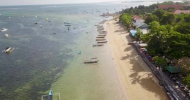 Sahil ile balıkçı tekneleri, video 4 k üstten güzel görünüm