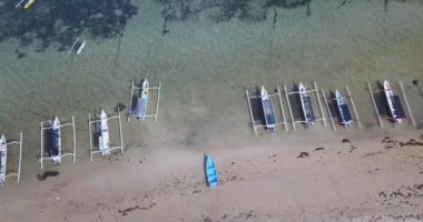 Sahil ile balıkçı tekneleri, video 4 k üstten güzel görünüm